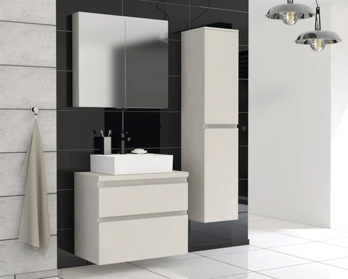 Badkamer met wastafel, spiegelkast en hoge kast
