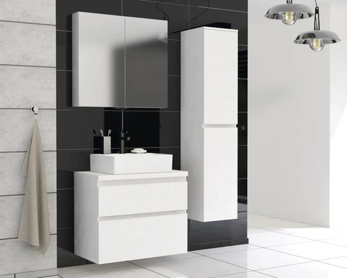 Moderne badkamer met wastafelonderkast, spiegelkast en hoge kast in wit