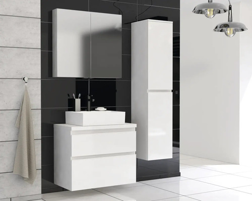 Badkamer met wastafel, spiegelkast en hoge kast in lichte uitvoering