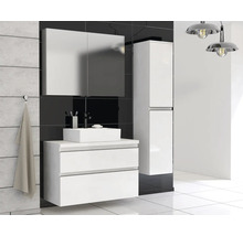 Moderne badkamer met wit wastafelmeubel, spiegelkast en hoge kast