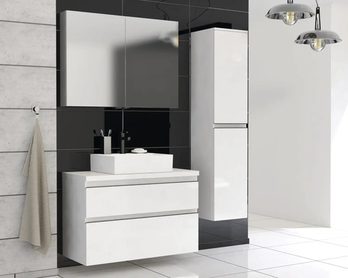 Moderne badkamer met wit wastafelmeubel, spiegelkast en hoge kast
