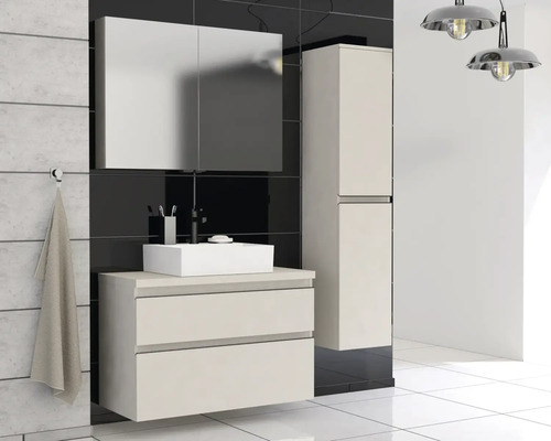 Moderne badkamer met wastafelonderkast, spiegelkast en hoge kast voor een stijlvolle ambiance
