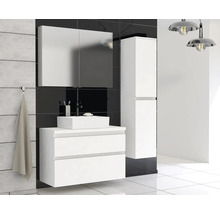 Moderne badkamer met wastafelonderkast, spiegelkast en hoge kast in wit.