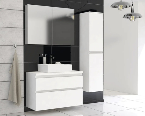 Moderne badkamer met wastafelonderkast, spiegelkast en hoge kast in wit.