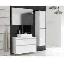 Moderne badkamer met wit wastafelmeubel, spiegelkast en hoge kast
