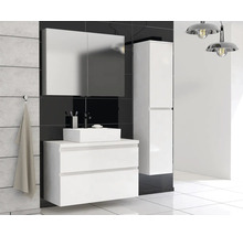 Badkamer met wastafelonderkast, spiegelkast en hoge kast in wit