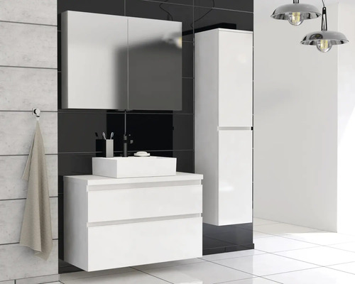 Badkamer met wastafelonderkast, spiegelkast en hoge kast in wit