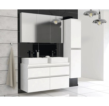 Moderne badkamer met witte wastafelonderkast, twee opzetwastafels, spiegelkast en hoge kast