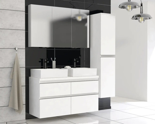 Moderne badkamer met witte wastafelonderkast, twee opzetwastafels, spiegelkast en hoge kast