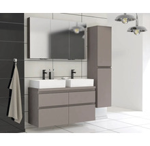 Moderne badkamer met wastafelonderkast, spiegelkast en hoge kast