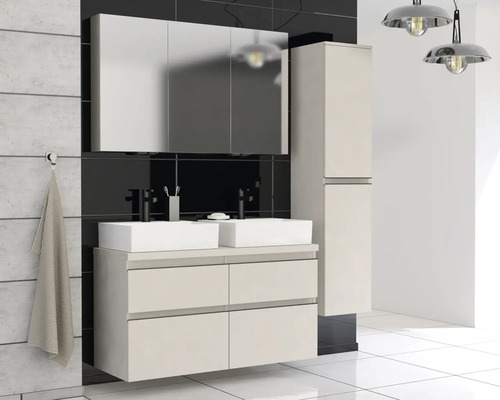 Badkamer met wastafelonderkast, twee wastafels, spiegelkast en hoge kast