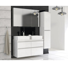 Badkamer met wastafelonderkast, twee wastafels, spiegelkast en hoge kast