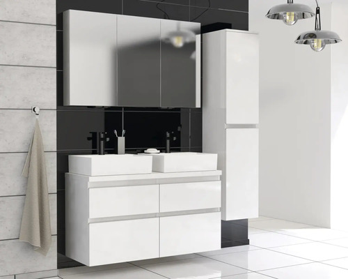 Badkamer met wastafelonderkast, twee wastafels, spiegelkast en hoge kast