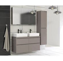 Moderne badkamer met dubbele wastafel, spiegelkast en hoge kast