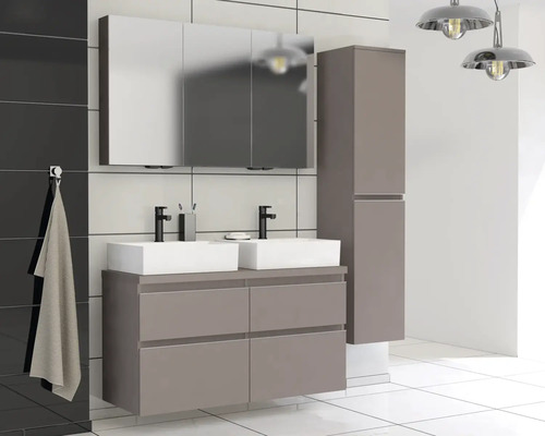 Moderne badkamer met dubbele wastafel, spiegelkast en hoge kast