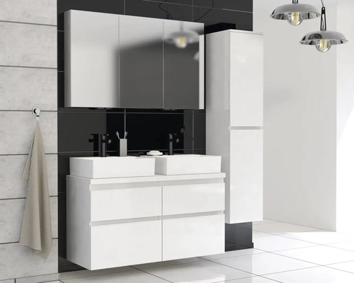 Badkamer met dubbele wastafel, onderkast, spiegelkast en hoge kast