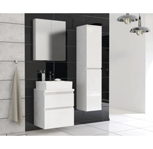 Badkamer met wastafel, spiegelkast en hoge kast in modern design