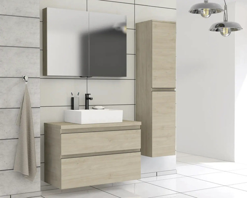 Badkamer met wastafelonderkast, spiegelkast en hoge kast