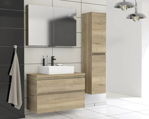 Moderne badkamer met wastafelonderkast, spiegelkast en hoge kast