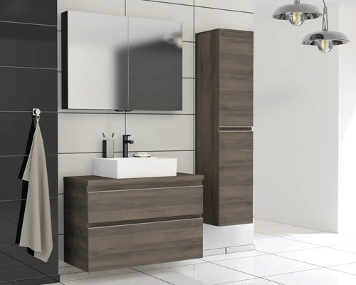 Moderne badkamer met wastafelonderkast, opzetwastafel, spiegelkast en hoge kast in houtlook.