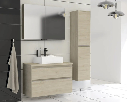 Moderne badkamer met wastafelonderkast, spiegelkast en hoge kast in houtlook