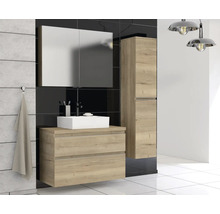 Badkamer met wastafel, spiegelkast en hoge kast in lichte houtlook