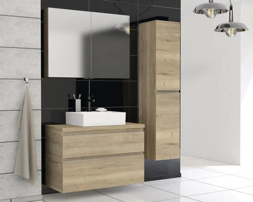 Badkamer met wastafel, spiegelkast en hoge kast in lichte houtlook