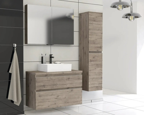 Badkamer met wastafelonderkast, spiegelkast en hoge kast