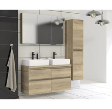Moderne badkamer met dubbele wastafel, spiegelkast en hoge kast in houtlook