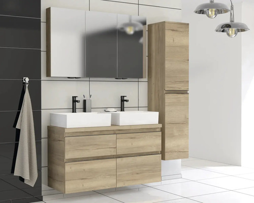 Moderne badkamer met dubbele wastafel, spiegelkast en hoge kast in houtlook