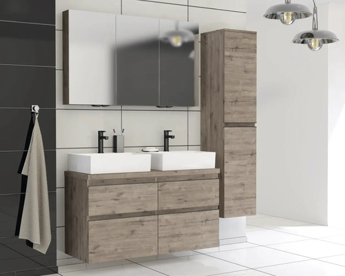 Badkamer met wastafelonderkast, spiegelkast en hoge kast