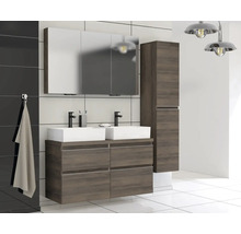 Badkamer met wastafel, spiegelkast en hoge kast in houtlook