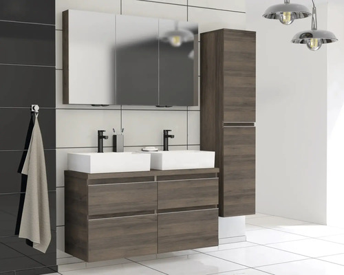 Badkamer met wastafel, spiegelkast en hoge kast in houtlook