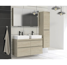 Moderne badkamer met dubbele wastafel, spiegelkast en hoge kast