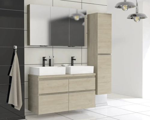Moderne badkamer met dubbele wastafel, spiegelkast en hoge kast