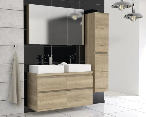 Moderne badkamerset met dubbele wastafel, spiegelkast en hoge kast in houtlook.