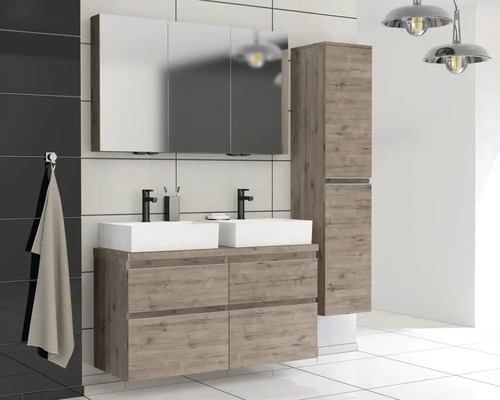 Badkamer met dubbele wastafel, spiegelkast en hoge kast