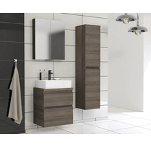 Badkamer met wastafelonderkast, spiegelkast en hoge kast in houtlook