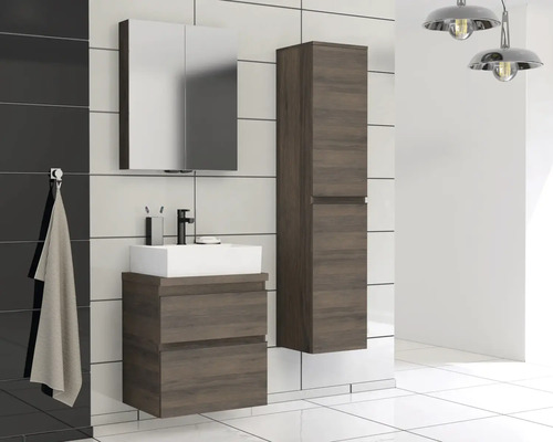 Badkamer met wastafelonderkast, spiegelkast en hoge kast in houtlook