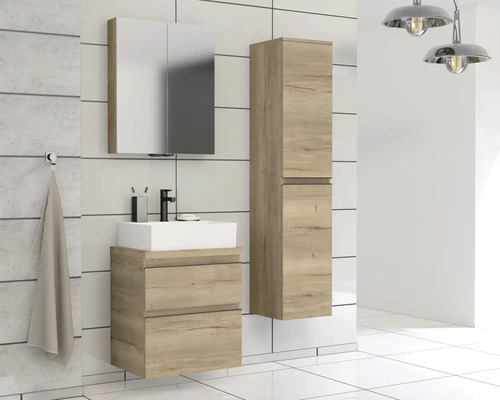 Badkamer met wastafelonderkast, spiegelkast en hoge kast