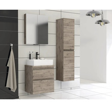 Badkamer met wastafelonderkast, spiegelkast en hoge kast in houtlook