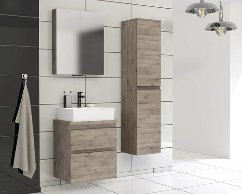 Badkamer met wastafelonderkast, spiegelkast en hoge kast in houtlook