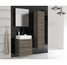 Badkamer met wastafel, spiegelkast en hoge kast in houtlook