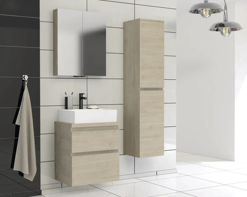Badkamer met wastafel, spiegelkast en hoge kast