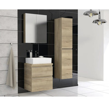 Badkamer met wastafelonderkast, spiegelkast en hoge kast in houtlook