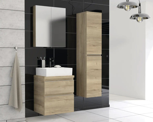 Badkamer met wastafelonderkast, spiegelkast en hoge kast in houtlook