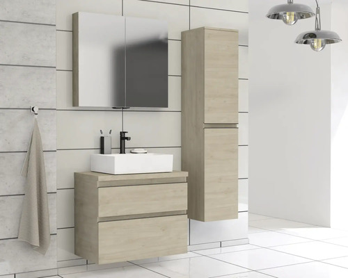 Lichte badkamer met wastafelonderkast, spiegelkast en hoge kast voor badkameraccessoires