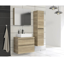 Badkamer met wastafelonderkast, opzetwastafel, spiegelkast en hoge kast in houtlook