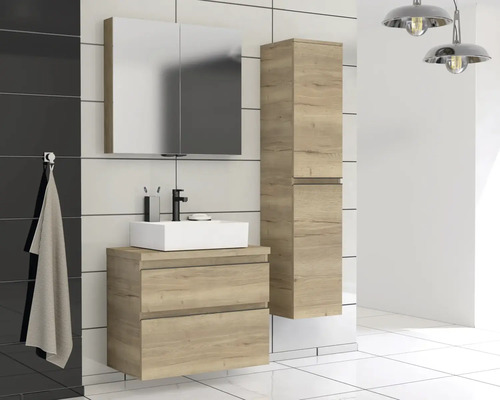 Badkamer met wastafelonderkast, opzetwastafel, spiegelkast en hoge kast in houtlook