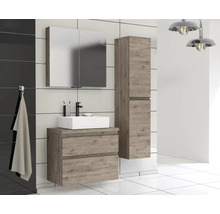 Moderne badkamer met wastafelonderkast, spiegelkast en hoge kast in houtlook